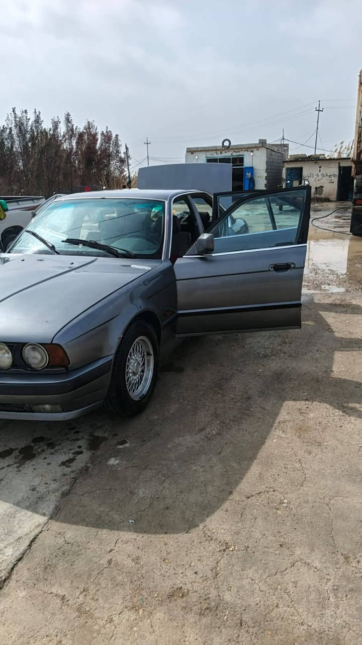 السلام عليكم من رخصه مدير الكروب بي ام دبليو للبيع رقم بغداد باسمي موديل 1991 مكينه مسكر عدله تخم تاير جديد سياره جاهزة نواقص بس تبريد ودوشمه*********** سعر 55ورقه وبيه مجال
