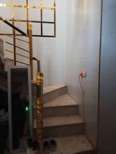 مشتمل 100م مربع ط1غرفة نوم استقبال. مطبخ صاله كبيره حمام غربي شرقي   ط2غرفة نوم  وصاله كبيره. وحمام غربي شرقي ..معامله جاهزة للتطويب   بعد سيطرة الشعب القديمه. حي المهندسين الزراعي.  خدمات كامله عرض الشارع 15م  السعر115 بي مجال ..الاتصال ***********.
