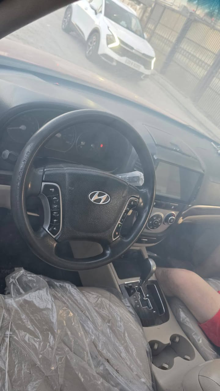 السلام عليكم
سنتافي موديل 2012 وارد امريكي 4 سلندر 
السياره حادثها جاملغ وبنيد والجاملغ والباب مرشوشات الجماليه وصور السونار بالمنشور 
مكاني بغداد مدينه الصدر ***********
