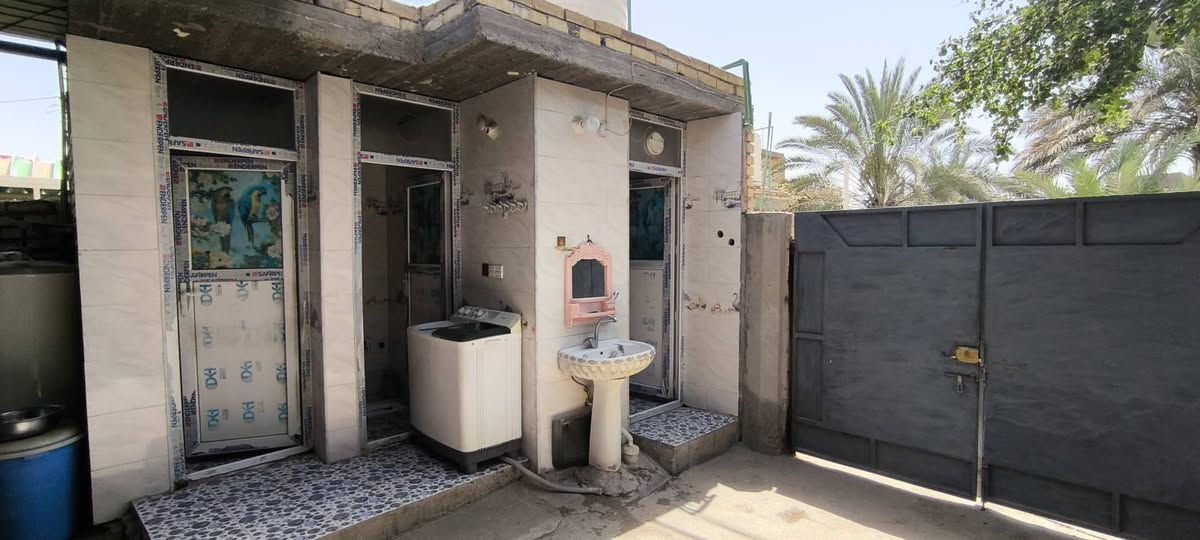 السلام عليكم 
 🏫دار للبيع 
⃣المساحة 210
يحتوي على غرفتي نوم وهول ومطبخ واستقبال يبعد عن طريق حلة _ قادسية 50 متر فقط جاهز للسكن   
📍العنوان / الدبلة العجرشة مقابل مؤسسة الزهراء (ع) 
للاستفسار مراسلة الصفحة 🗯
او التواصل على الرقم 📳 ***********

