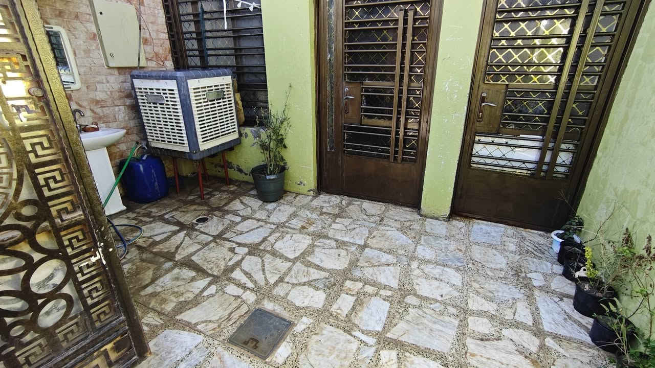 الدار للبيع قضاء الحسينية حي النفط المساحة الكلية للبيت 100 متر الواجهة 5 متر والنزال 20  يتكون من ثلاث غرف نوم كبيرة واحدة بالطابق الاسفل واثنان بالطابق الثاني وتكون الاولى بالطابق العلوي مطلة على بلكونة على اتجاه الشارع العام السريع ويحتوي البيت ايضا على مدخلين الاول على الاستقبال الخاص بالضيوف والمدخل الثاني هو ممر يصل بك الى المطبخ  الذي بجانبه منور يمكنه ان يكون مطبخ حار وبارد   المنزل كامل وجاهز للسكن وتأريخ بنائه 2023 والمنطقة الان على ابواب تبليط وهو اقرب قطعة سكنية على الشارع العام السريع وبخلفه شارع مدخل الحمل مباشرة للتواصل على الرقم الاتي ***********
