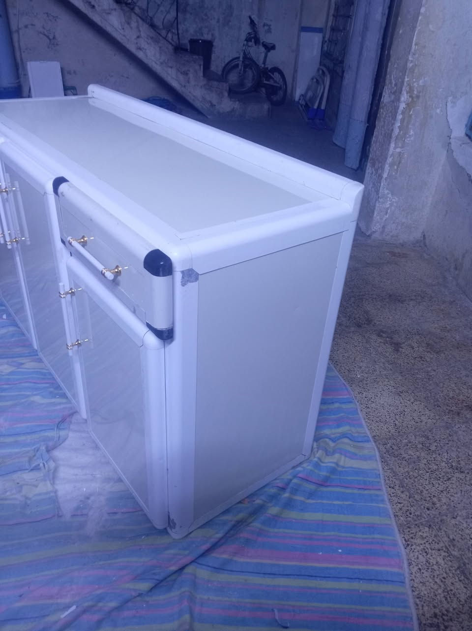 كاونتر للبيع اخو الجديد سعر١٣٠ بي مجال قليل مكان وادي حجر ***********
