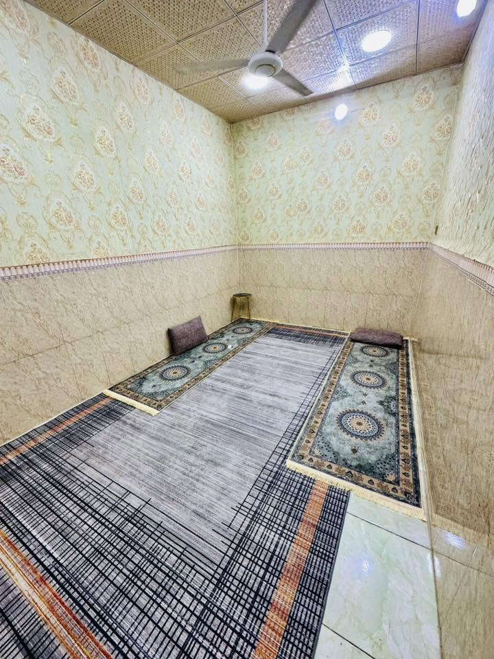 السلام عليكم
بيت في منطقة آل معالي مقابيل اسواق بركات الجوادين البيت بفرع صيدلية ضي علي

مساحة البيت100 م يتكون من طارمه وحمامات  وبراني ومطبخ وغرفه وصاله  والطابق الثاني بي غرفه وصاله /السعر اكتب تم ويتم الرد للأتصال ***********
