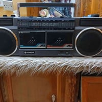 للبيع راديو قديم شغال كاسيتات ثنين نضيف الشراي ياصل ٠٧٧٠٢٠٣٣٤١٧