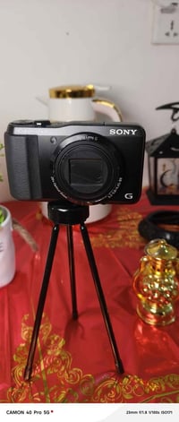 ١٨٫٢ ميجابكسل • مستشعر Exmor R • تقريب بصري ٢٠×