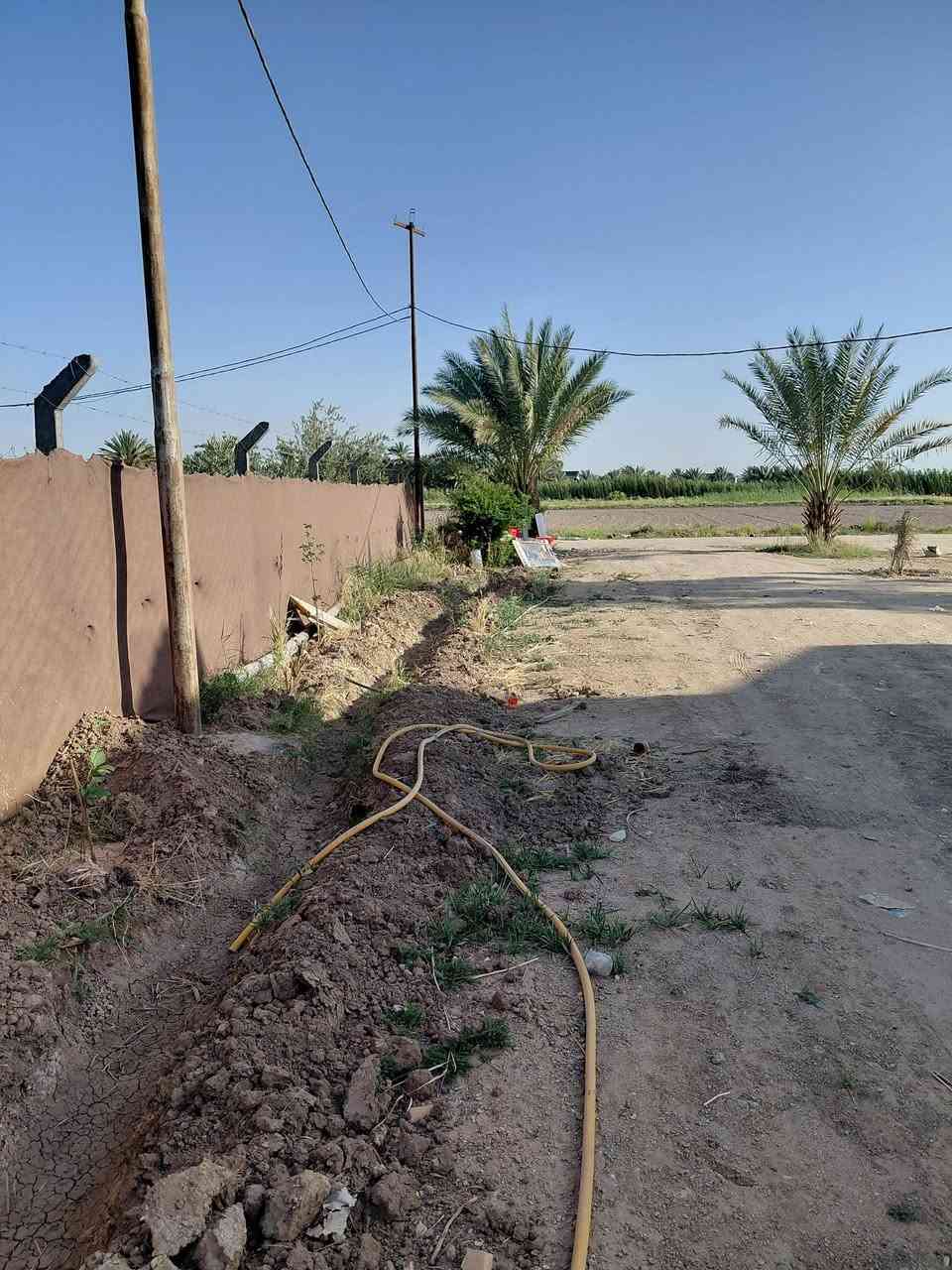 دونم عقد ١١٧ 
مشيد عليه بيتين الاول ٢٤٠ متر البناء طابوق للبيتين
بيه ٣ غرف نوم ام ال٦ متر نظام سويت كل غرفة حمام واستقبال ٩ متر وصاله ١٥ متر ومطبخ ٦ متر وصحيات وكلدور
الجدار كله للسقف كل البيت لوح ١٢٠ ب ٦٠ بورسلين ايتاكا ..والارضية كذلك لوح ١٢٠ ب ٦٠ ايتاكا  فقط الغرف والصحيات سيراميك ايراني درجة اولى 
نقص السطح مامطبك ومحجر الدرج وسقف ثانوي للمطبخ والصحيات
والبيت الثاني ١١٠ متر بيه غرفة نوم ومطبخ وصالة وصحيات المطبخ والصحيات سيراميك ايراني والارضية بورسلين ..النقص السطح كذلك مامطبك وباب مطبخ والسقف الثانوي 
السعر ٢٠٥ مع المجال للاستفسار ***********
