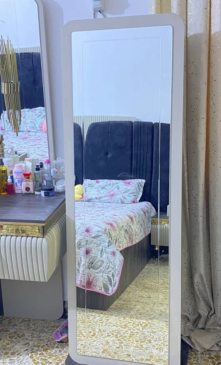 غرفة نوم خشب ايطالي ثقيل جداً
متكونه من 8 قطع 
سرير مخزن
تحتوي على ضرر واحد في قطعة الجرارات المفرده 
باقي الغرفه نضيفه جدا 
مدة لاستخدام سنه 
سعر الشراء 3 ملايين ونص
سعر البيع مليون ونص 
للاستفسار لاتصال على ***********
