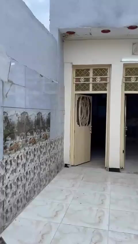 بيت مساحته ١٢٠م بناء حديث وموقع مميز توجد كل الخدمات بلضباط الثانيه كما موضح بالفيديو السعر ٧٥ وبي مجال لاتصال ***********
