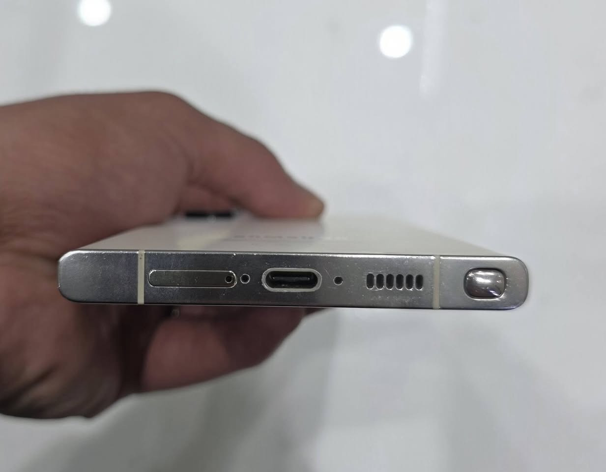 سلام عليكم
 s 23 ultra 
ب٦٧٥ الف 
لا مفتحو لا مبدل بي شي 
بي طخات خفيفه بداير 
عنوان بغداد 
***********
