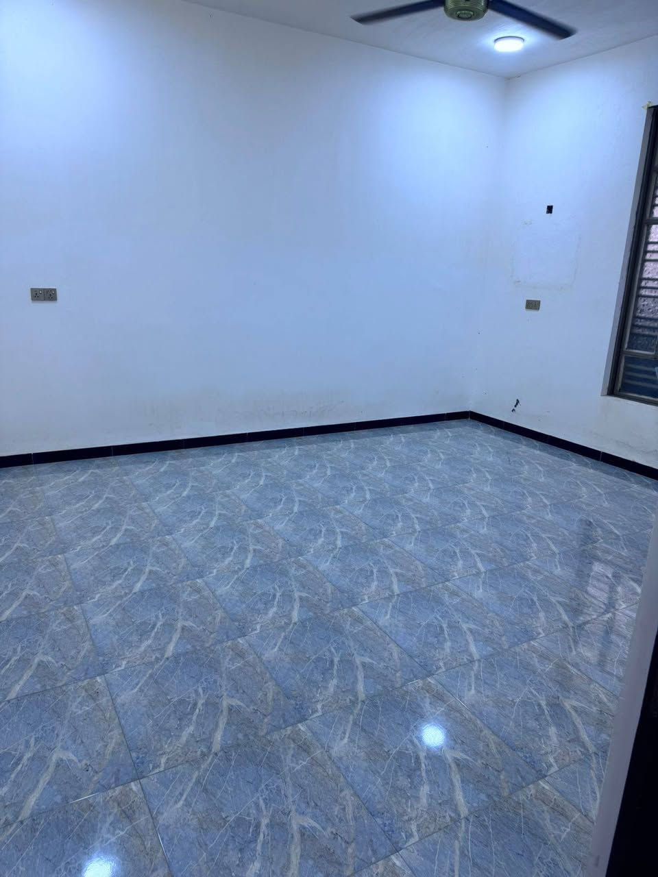 دار للإيجار في الرمادي – الزراعة
خلف كلية تربية بنات

🔹 دار طابق واحد بموقع هادئ ومناسب للعائلة.
🔹 يتكون من:
▪️ استقبال
▪️ صالة
▪️ مطبخ
▪️ غرف نوم عدد 2
▪️ مجموعة صحيات داخلية وخارجية

💰 سعر الإيجار: 450 ألف

للمزيد من التفاصيل يمكنكم زيارة مكتبناا مكتب العين العقار ع شارع 40 مدخل الصوفيه الثانية 

او الاتصال على الارقام التاليه 

***********
***********
***********
