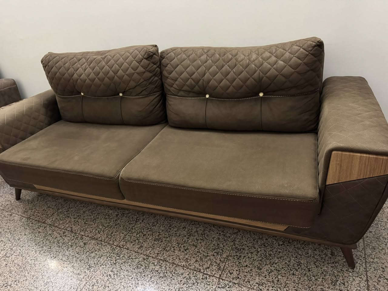 قنفة للبيع ٣*١
* قنفة للجلوس 230 العرض والعمق ٧٠
* يمكن تحويلها الى سرير للنوم 
* مخزن واسع
* القماش وتر بروف سهل المسح والتنظيف 
الخشب زان طبيعي _ المتانة قوية جداً
السعر ١٠٠ الف 

المكان الكاظمية


**إذا كنت صاحب هذا الإعلان وتريد حذفه لأي سبب، رجاءا أرسل رسالة إلى الدعم الفني**