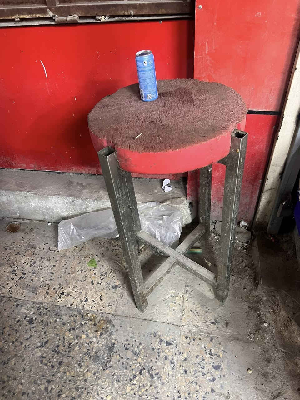 شوايه متره ونص استعمال شهرين 
كنده تقطيع لحم 
ميز 
كلهن ب250 الف 
مكان بغداد الدوره 
***********
