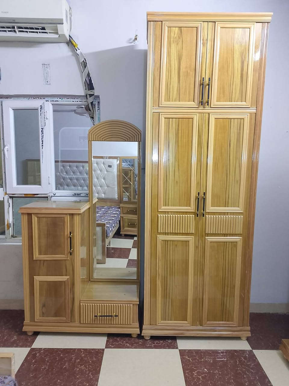 #قسط_غرفتك_براحتك
✔️ ويانا مدة التقسيط سنة و نص بدون مقدمة
✔️ لحاملي ماستر كارد الرافدين من الموظفين و المنتسبين و المتقاعدين وحتى الوريث مشمول عدنا
✔️ يوجد فصال حسب الطلب
✔️ يمكنكم استبدال غرفكم القديمة بغرفة جديدة وتقسيط الفرق
✔️ غرف نوم باحدث الموديلات من خشب الصاج
📌العنوان : الموصل / الجانب الأيمن / الصناعة القديمة / اليابسات 
📱اسياسيل : *********** (يوجد واتساب)
📱 كورك : ***********(يوجد واتساب)
