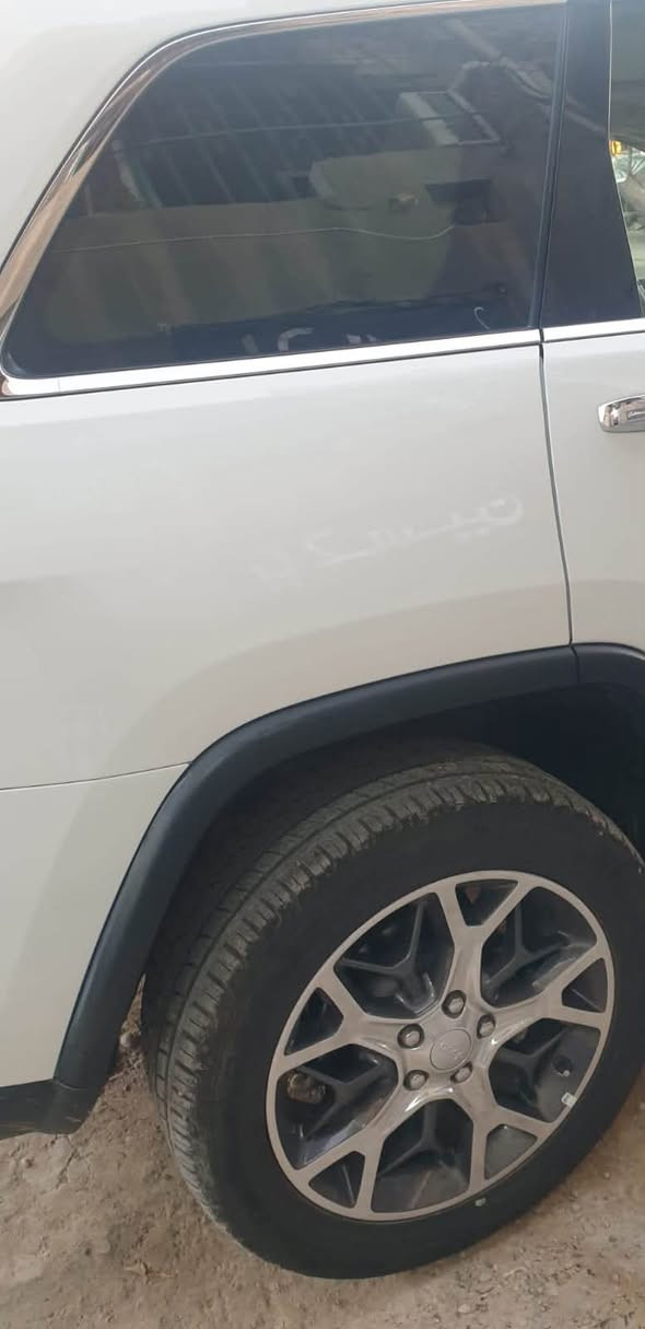 جيب موديل ٢٠  خليجي
لمتد  ومعروفه مواصفات اللمتد 
حساسات امامي خلفي 
مرايات شفط 
شاشات ٣ 
بانورما 
بيه ضربه بالبنيد وموضح بالصوره 
وبيه  ضربه بالباب الايسر  خفيفه ( طعجه ) تصلح ع البارد 
السعر  والسياره موجوده شوكت مايجي يشوفها 
والسعر ٣٠ وقابل للتفاوض 
رقم بغداد  والسياره باسمي


**إذا كنت صاحب هذا الإعلان وتريد حذفه لأي سبب، رجاءا أرسل رسالة إلى الدعم الفني**