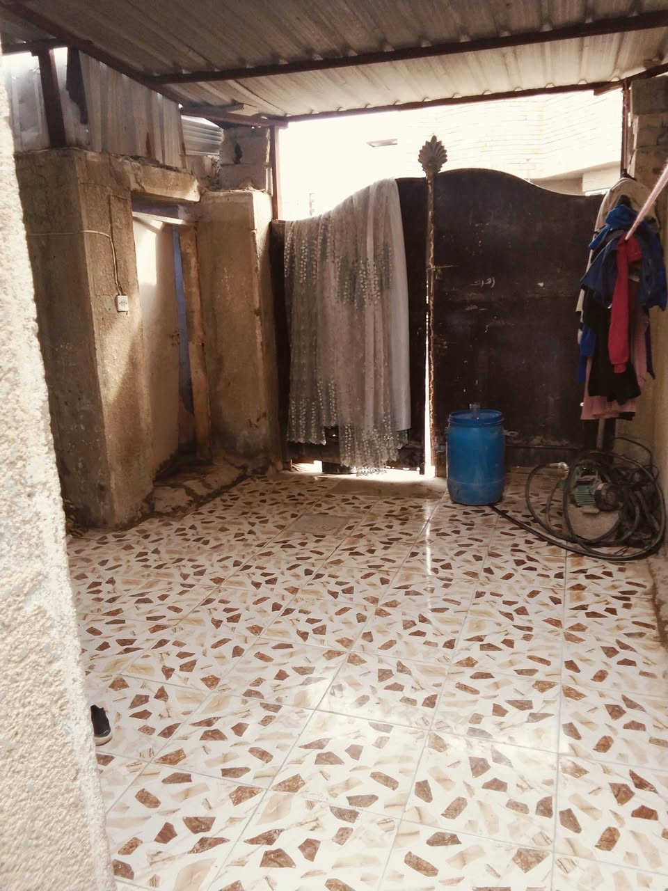 بيت للبيع في الدوانم 100 متر قبل شارع عشرين خلف مدرسه الاماراه ***********
