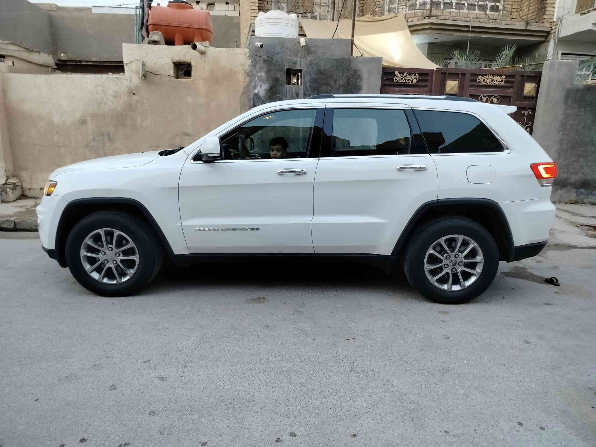 Jeep Cherokee Limited
مواصفات واضحة جاهزة ونضيفة وناعمة 
ضرر جاملغ وبنيد بدون دواخل وقطع اصلي
هزة جديدة  موديل 14 مرمز 22   سعر 185$ 

***********  /  

***********
