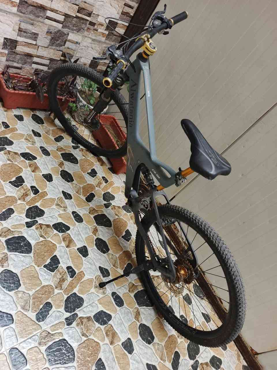 باسكل للبيع الهيكل ضعيف حيل بس بي هذا العطل قفلو 75 ألف تايرات جدد 
***********
