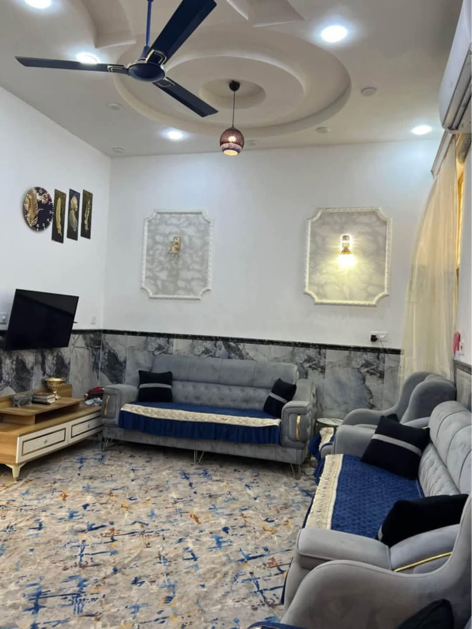 دار للبيع في كربلاء قرب قنطرة السلام حي الامل الاولى المساحه 125 الواجهه 6 وربع والنزال20 البناء درجه اولى طابقين 4 غرف نوم صحيات في الطابق الاول والثاني السعر 185  مليون للاستفسار الاتصال على رقم صاحب المنزل ***********
