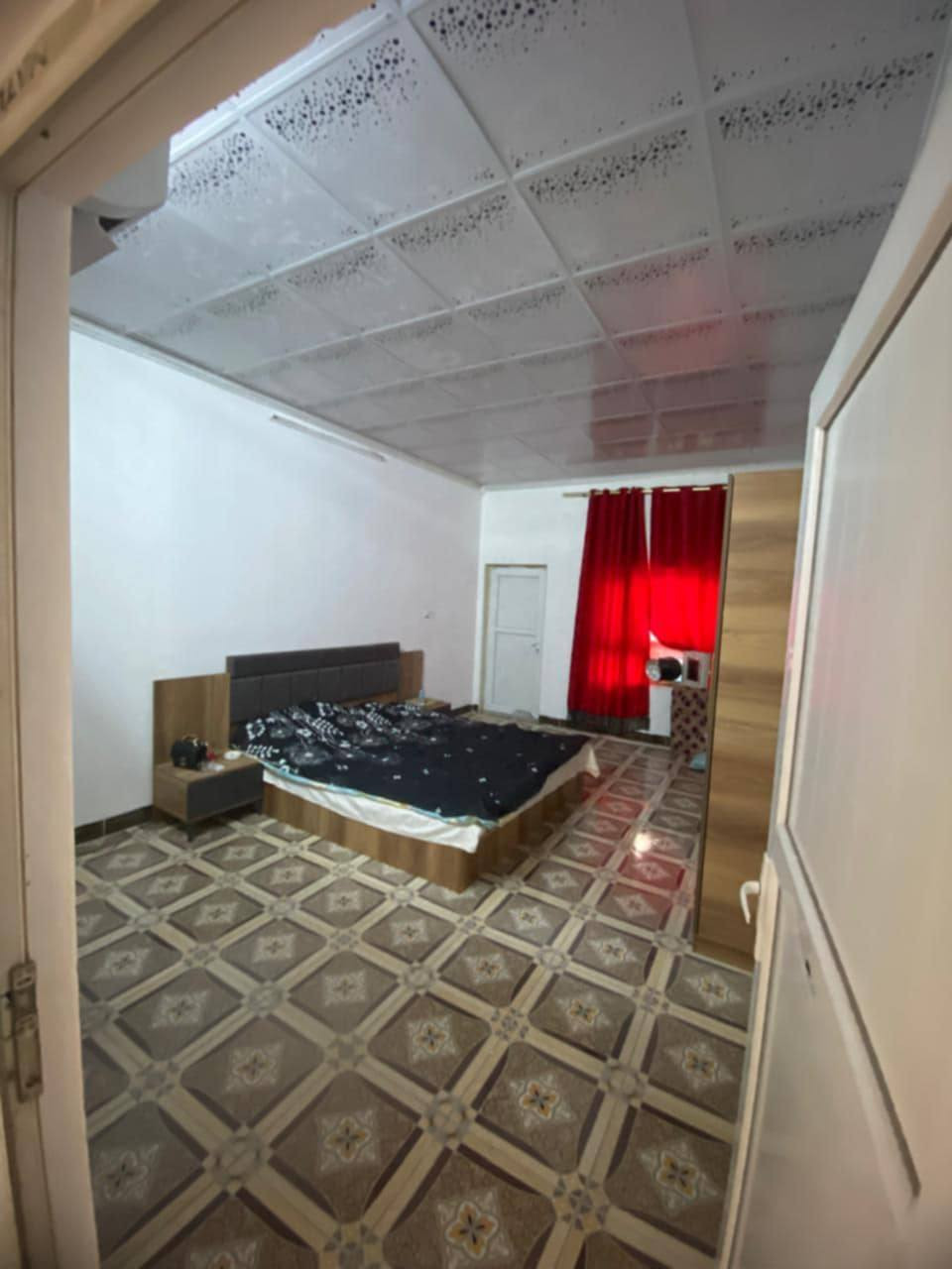 دار للبيع
مكان الربعين خلف دائره التقاعد
غرفه 4 _ صاله_وستقبال_صحيات+2
مطبخ +مساحه 150 متر 
للستفسار ***********
