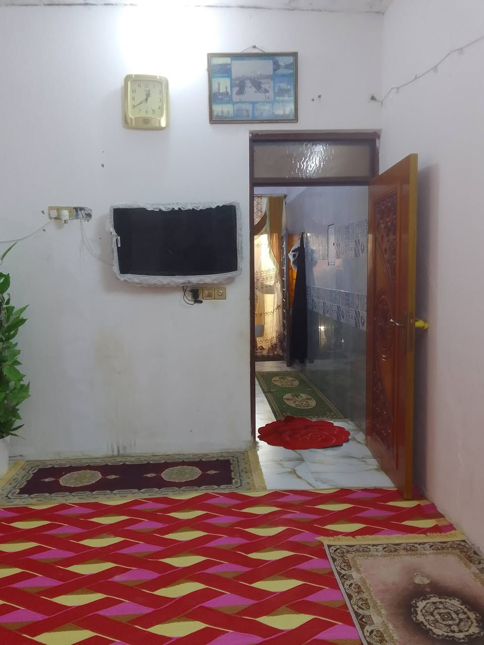 السلام عليكم دار للبيع المساحه 140 متر غرفتين وصاله و دوانيه و مطبخ و صحيات داخليه و خارجيه منطقة الدجين نزلت منفذ الطاهر بناء عكاده جديد واي استفسار أتصل على رقم صاحب البيت انا مكلف بالنشر *********** رقم صاحب الدار السعر 50 بي مجال
