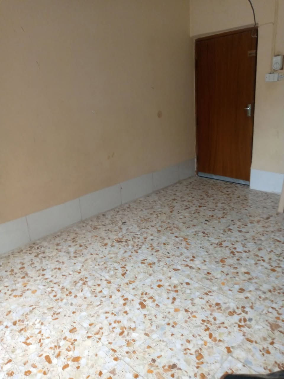 بيت للبيع طابو صرف مساحه 250م 
واجهه 10 نزال 25 طابقين 
الطابق الاول غرفتين نوم كلدور وصاله ومطبخ وصحيات
الطابق الثاني غرفتين نوم كلدور ومجمع صحيات 
سراميل والسقف صب /كراج سياره كبير وحديقه وصحيات خارجية 
خط كيات / مدارس 
السعر 150 وبي مجال بسيط 
حي المهندسين مقابل ارض بابل
 *********** مكتب دلالية المغرب للعقار  شارع المهندسين / مصطفى الكعبي
