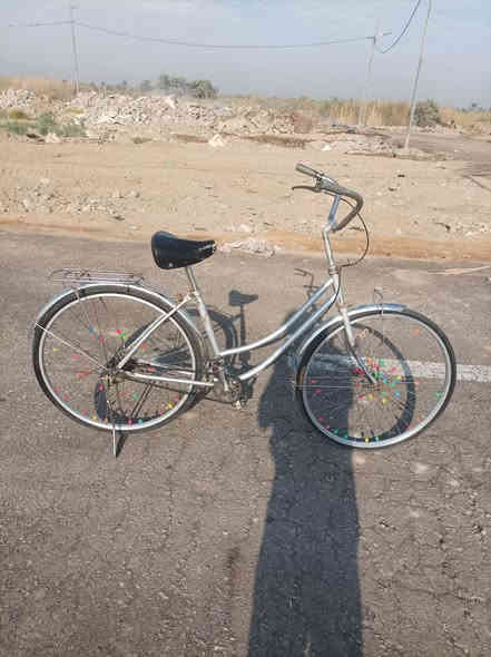 سلام عليكم بايسكل للبيع نضافه كدام عينك وحلى من الي بصوره السعر 60 الف بي مجال قليل الي مو شراي لا يتصل ع رقم ولا تكسر بسعره الله فوكاك رقم ***********
