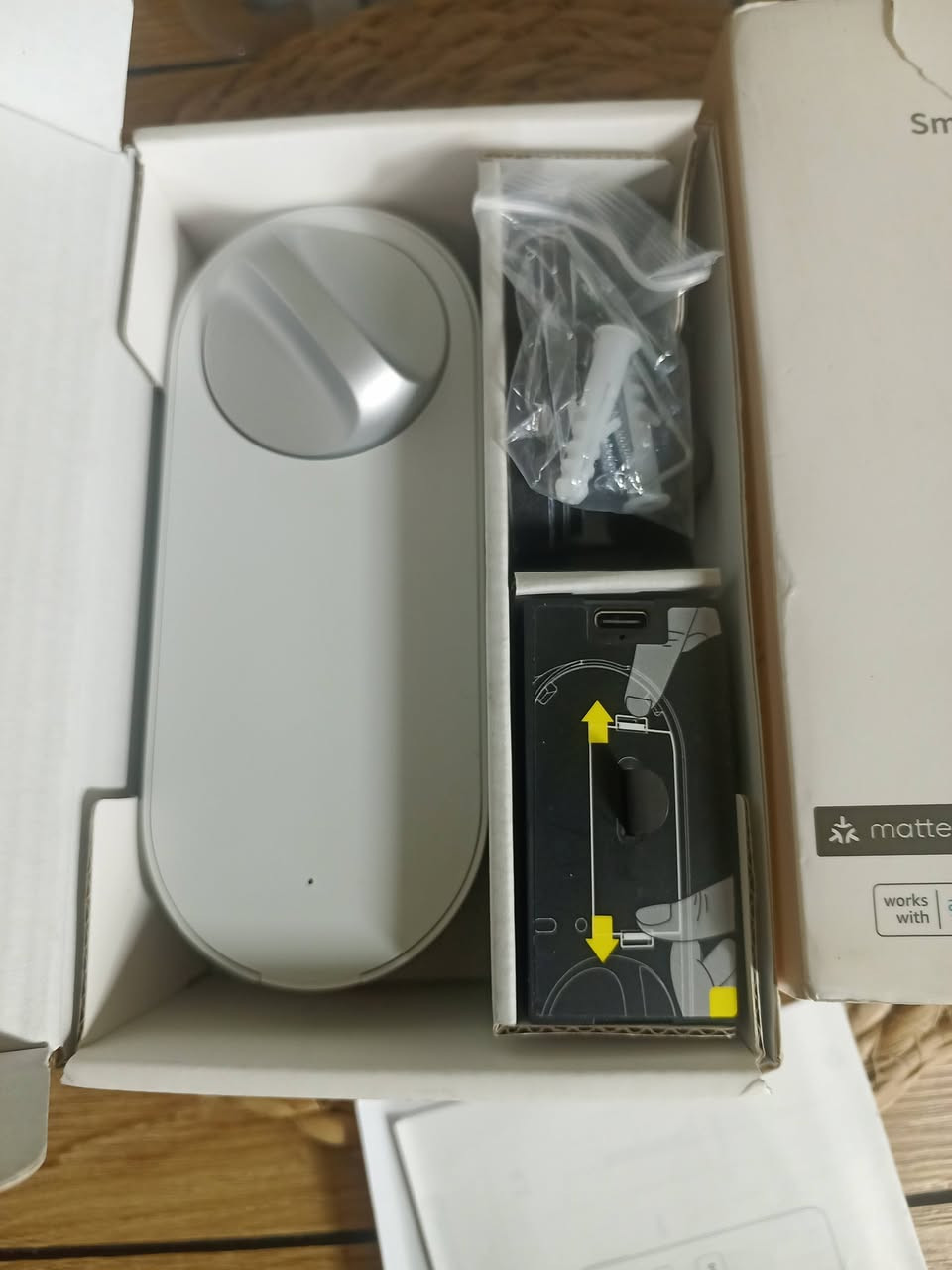 +1            هذا المنتج هو قفل ذكي Aqara Smart Lock U200 Lite باللون الأبيض.المميزات الرئيسية: يدعم بروتوكول Matter عبر Thread لضمان اتصال مستقر وموثوق.التوافق: يعمل مع أنظمة المنزل الذكي المختلفة بما في ذلك Apple Home، Amazon Alexa، Google Home، و Home Assistant.التركيب والبطارية: يتميز بتركيب سهل فوق الأقفال الحالية دون الحاجة إلى حفر، ويحتوي على بطارية ليثيوم أيون قابلة لإعادة الشحن تدوم حتى 6 أشهر.الفرق عن الإصدار القياسي: يعتبر هذا الإصدار (Lite) خياراً اقتصادياً حيث لا يحتوي على لوحة مفاتيح (keypad) خارجية

السعر 35، الف


**إذا كنت صاحب هذا الإعلان وتريد حذفه لأي سبب، رجاءا أرسل رسالة إلى الدعم الفني**