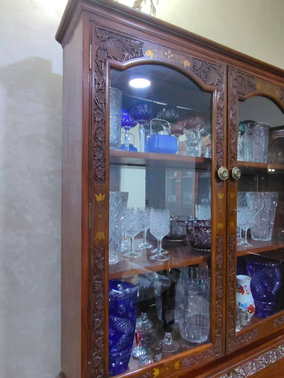 غرفة طعام باكستانية الصنع خشب مطعم بالنحاس شغل يدوي تحتوي على 12 كرسي 
الميز يكون  3 قطع  /قطعة وسط وقطعتي في الأطراف + بوفية عدد 2  مع زوايا عدد 2 السعر 60 ورقة


**إذا كنت صاحب هذا الإعلان وتريد حذفه لأي سبب، رجاءا أرسل رسالة إلى الدعم الفني**