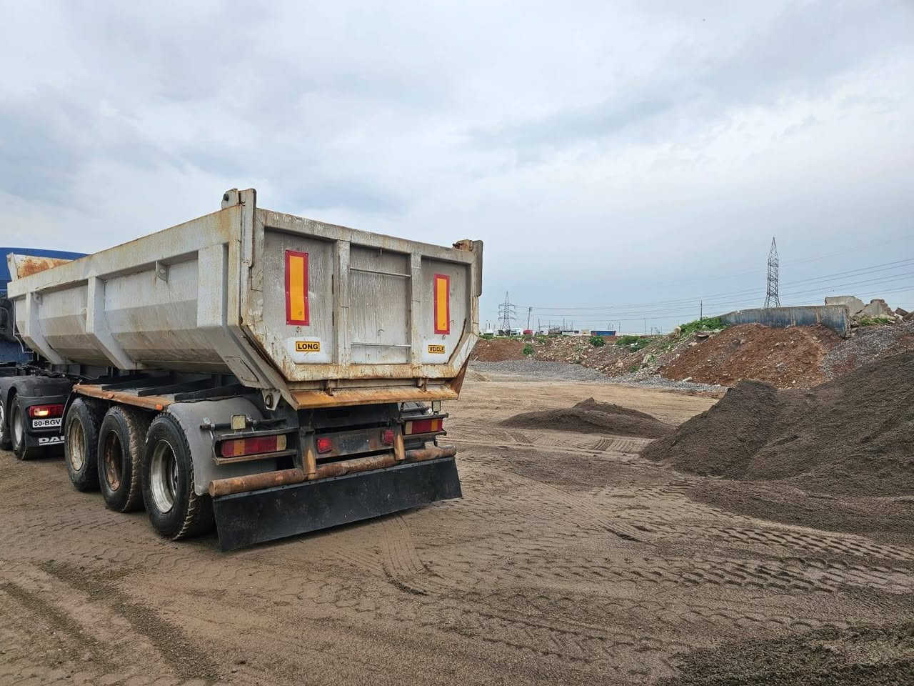 السلام عليكم
بودي تركي بابان جك جبير 
دناكير 14 تايرات نص عمر
مكان موصل السعر 85 بي مجال
*********** 
***********
