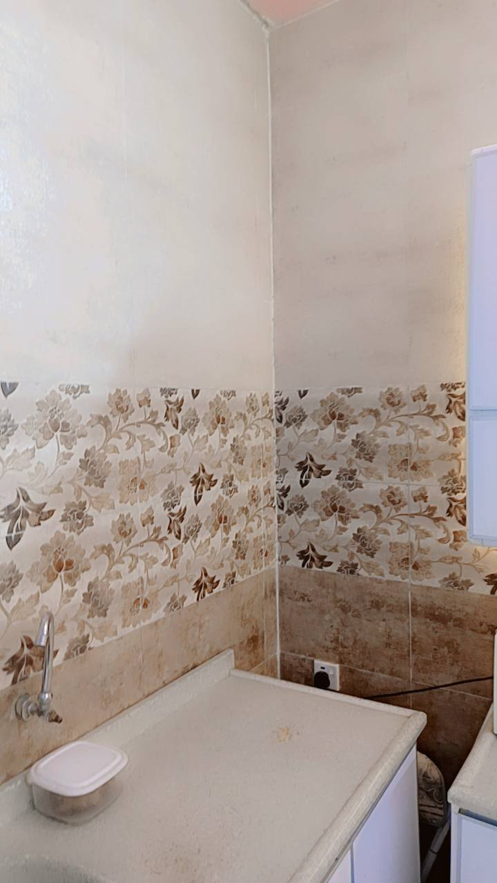 السلام عليكم 
دار سكن طابقين طابو صرف باسمي 
موقع قريب والشارع العام تقريبا خامس قطعه عن شارع حي اور جهة الشعب المنطقة المقابل حسينية المصطفى أو قبل اعدادية يافا بفرعين محلة (٣٣١) المساحة ١٣٥ سم الواجهة ٦ متر الا سانتيمات والنزال ٢٠ متر مداخل من اخر الدار ٤ متر مساحة غرفة نوم يحتوي الدار على مدخلين و (٤) غرفة نوم وطبخ و استقبال و حولي و ترك عدد ٢ وصحيات و كراج الدار بناء قديم اعكادة نضيف ارتفاع السقف ٣ متر يصلح للسكن وتم ترميمه الارضية كاشي موزاييك والجدران كل المنزل سيراميك والمطبخ سيراميك  والحمامات سيراميك الدار موقع مميز وكل الخدمات متوفرة قريبة عليه علما البيع سعر ارض 
سعر المتر( ١/٨٠٠ ) مليون وثمان مائة الف دينار ابيع سعر ارض والبناء غير محسوب 
للمعلومات الاتصال على رقمي/ ***********
