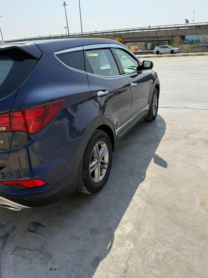 سنتافي 2017 لون حبري وارد امريكي 
محرك السيارة 4 سلندر 2400 sport
حادث السيارة خفيف بدون ايرباك بيها صبغ البنيد واسفل حافة قبغ الجنطة فقط 
5 راكب قطعتين تبريد منفصل 
3 وضعيات قياده 
شاشه كشف اعطال ومثبت سرعه
كشافات لد وبلوجكترات بلاد
رقم بغداد تحويل مباشر  السيارة حيل نظيفه 
عنوان السيارة الكوت مركز المدينة

***********
