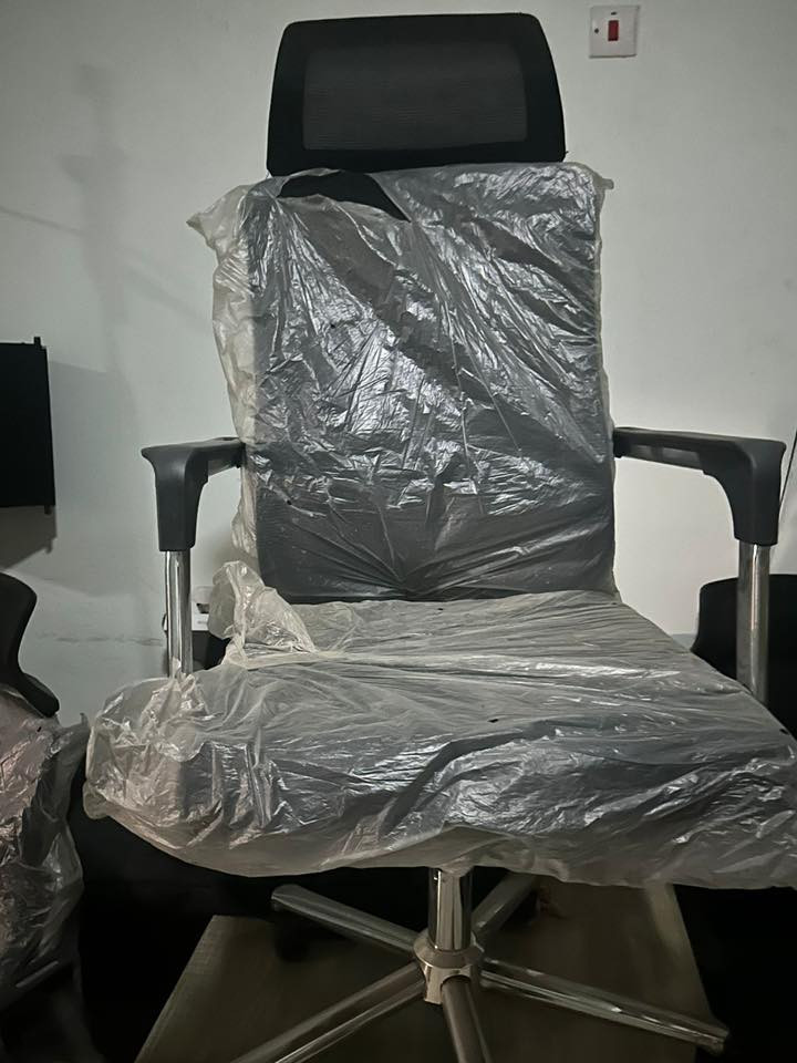 اثاث مكتبي جديد وبي مستعمل للبيع عنواني الجادرية ***********
