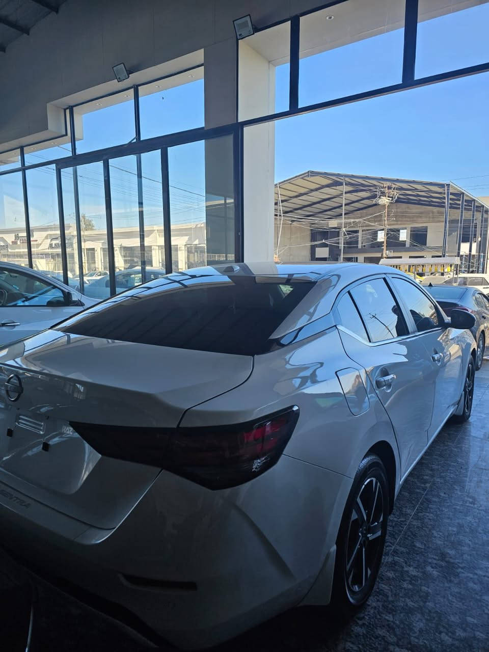 سلام عليكم 
نيسان سنترا 
2025
مواصفات Sv يعني فول من عدا الفتحة 
ماشيه 1000 
سياره خام نظيفه جدا يعني ما تصرف عليه شي 
ضررها جاملغ خلفي فقط بدون دواخل بدون ايرباك 
كاتي تترقم دهوك مخرجه وكامله 
للاستفسار التواصل على الرقم 
***********
