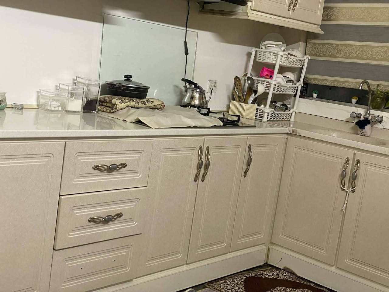 كوانتر مستعمل الداخل المنيوم والبيبان خشب مع طباخ والساحبة والبردة القياسات مذكور بلفديو  مع توصيل مجاني الرقم بي واتساب ***********
