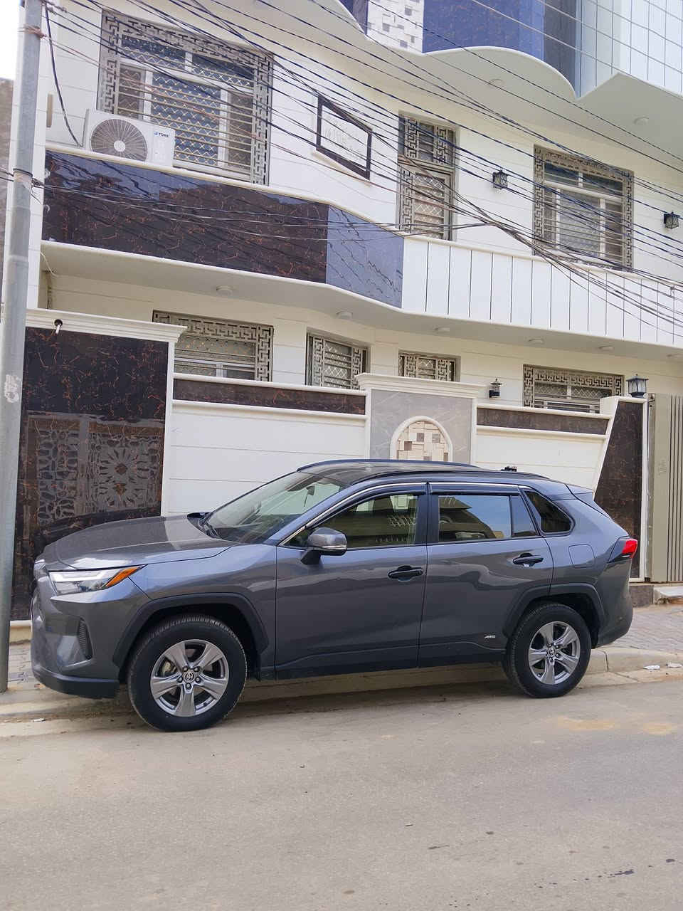 سلام عليكم RAV4 للبيع موديل 2024 رقم بغداد بأسمي مواصفات عادية( LE ) وارد امريكي هايبرد وبانزين ماشية( 13 )الف فقط گير مكينة تبريد حدادية تايرات شرط جديد بحالة الوكالة  سيارة واكعة عليهة شجرة عالقمارة صبغ القمارة والتكم صور الحادث موجودة 
للأستفسار السعر 180
‪0773 531 6170‬‏
