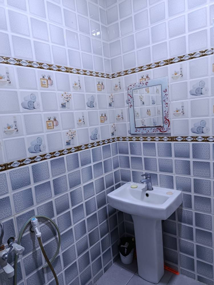 بيت للبيع هوا والأثاث المساحة (٢٠٠) متر المكان البصرة الجزيرة شط العرب الطابو زراعي صرف نسخه من الطابو وكالة ومكاتبه جميع الخدمات متوفرة مثل الماء والكهرباء والمجاري والمدارس والمجمعات الطبية والسوك يبعد عن الشارع العام الرئيسي شارع الدولي (١٠٠) متر البيت يتكون من غرفتين منام+موزع+منور عدد (٢)+مطبخ+استقبال نساء+استقبال رجال+كراج سياره+حمام داخلي+حمام خارجي الاستفسار على هذا الرقم (***********) والشراي يجي خاص أو واتساب البصرة, العراق
