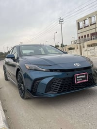 كامري 2025 وارد أمريكي لون سمائي مميّز ماشيه فقط 4 آلاف كم  فول مواصفا...