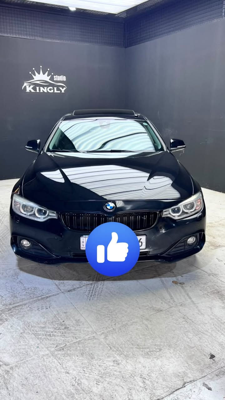 🚘 للبيع: BMW 420d موديل 2015 (فول مواصفات) بحالة ممتازة وكاله العروش 🚘
السلام عليكم، لأصحاب التميز والفخامة، معروض للبيع سيارة بي إم دبليو الفئة الرابعة (فول مواصفات) بحالة ممتازة وجاهزة للاستخدام:
📌 المواصفات الأساسية:
• الماركة والفئة: BMW 420d (الفئة الرابعة - جران كوبيه).
• سنة الصنع: 2015.
• المسافة المقطوعة (127 الف)  
📌 المحرك والأداء واقتصاد الوقود:
• نوع المحرك: 4 أسطوانات (4Cyl) بسعة 2.0 لتر تيربو ديزل (عزم قوي جداً واقتصادي جداً في الوقود).
• ناقل الحركة (الجير): أوتوماتيكي (Steptronic) من 8 سرعات.
• نظام الدفع: دفع خلفي (RWD).  
📌 المواصفات الخارجية والإضافات:
• فتحة سقف كهربائية (زجاجية).
• جنوط سبورت مميزة وكبيرة الحجم تعطي السيارة مظهراً رياضياً جذاباً.
• حساسات (أمامية وخلفية) للمساعدة على الاصطفاف.
• إضاءة أمامية زينون مع ليد (LED) نهاري وشبكة أمامية رياضية باللون الأسود اللامع.
📌 المواصفات الداخلية والرفاهية:
• مقود رياضي مميز يحمل شعار M.
• تطعيمات ولمسات داخلية بلون ألياف الكربون (Carbon Fiber) على التابلوه والأبواب والكونسول.
• شاشة تحكم وسطية مع نظام iDrive كامل ونظام ملاحة.
• كراسي رياضية مخمل مريحة ونظيفة جداً.
• تحكم ستيرنج كامل، مثبت سرعة، وبلوتوث.  
📌 حالة السيارة وجاهزة للتحويل مباشرة.

🚘  السياره مكفوله كفاله عامه من الصبغ والتعديل حته الدعاميات 
تحويل مباشر رقم سليمانيه 
***********
***********
145 ورقه وبيه مجال بسيط
