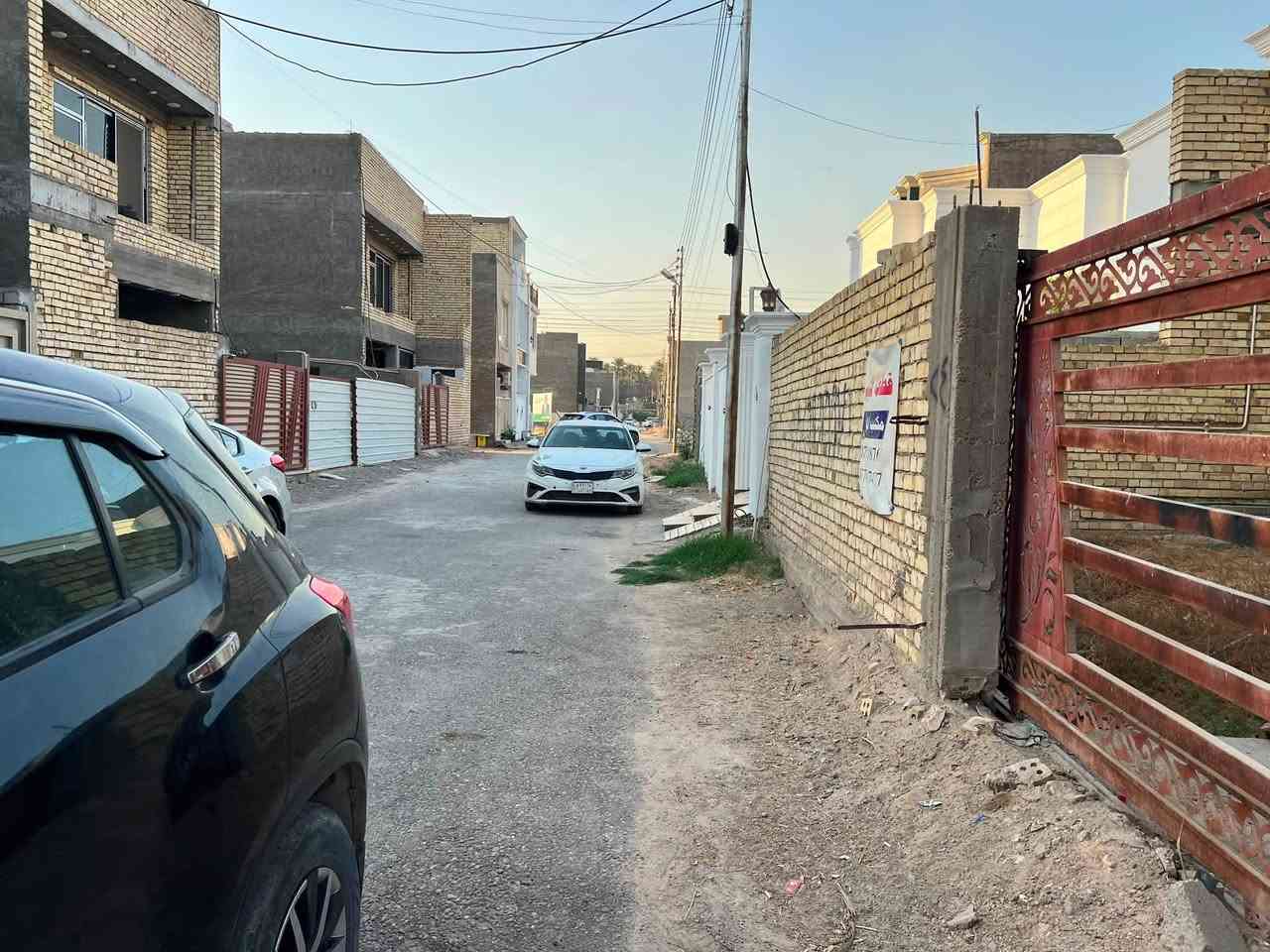 هيكل مع ملحقات. المساحه240 متر 10واجهه نزال24 متر.  طابق واحد. يحتوي. كراج مع حديقه.  الهيكل ملبوخ من الخارج. مع لبخ المناور. يحتوي ع تأسيس كهرباء بوري كامل. الفنار السعودي مع تأسيس مجاري كامل الامل الشريف . مع تأسيس. ماء كامل. يحتوي  شبابيك كامله  مع فريمات. مع جراجيب جاوي. جميع شيش التسليح اوكراني. الصب c35 فحص  رفت40سم.  الموقع مجمع الحليم 
***********
***********
