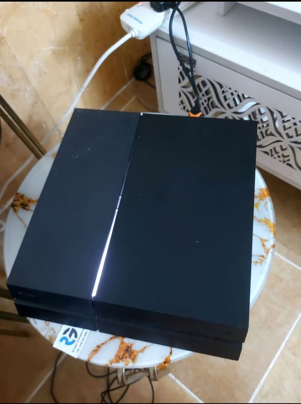يوجد بلي 4باله اوربي
الهارد 500 كيكه 
مع مجموعة من الألعاب 
كيبل شحن وكيبل ربط 
يدات
نضام التهكير ١٣.٥.
للتواصل واتساب ***********
ن
