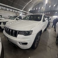 عندي جيب 2018 خليجي لمتد بلاص 3 شاشات وبصمة وبانوراما وجلد وصندوق كهرب...