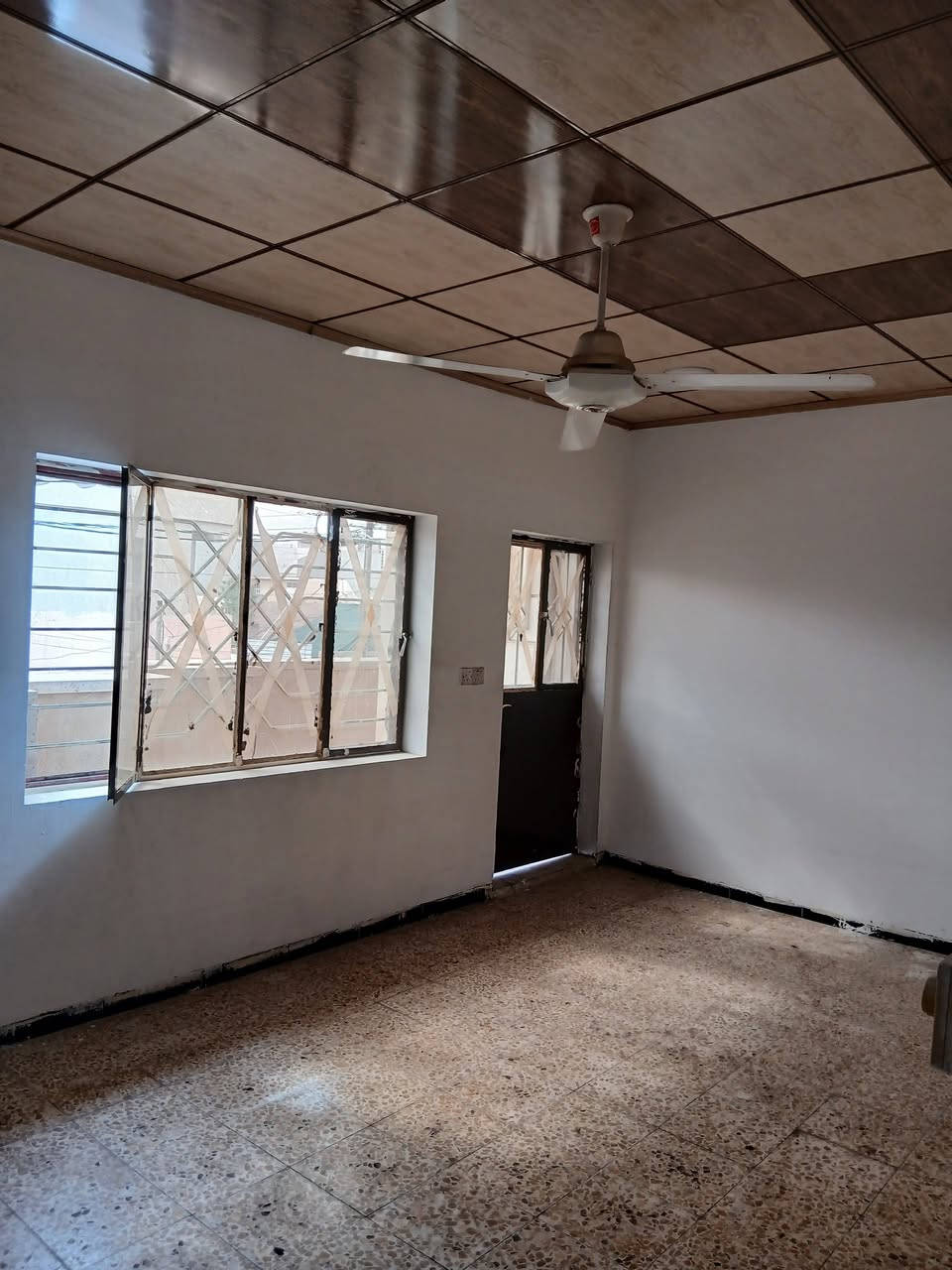 شقه للايجار في الموصل حي الصديق غرفتين نوم هول صحيات مطبخ سعر الايجار 250 الف
***********/***********
