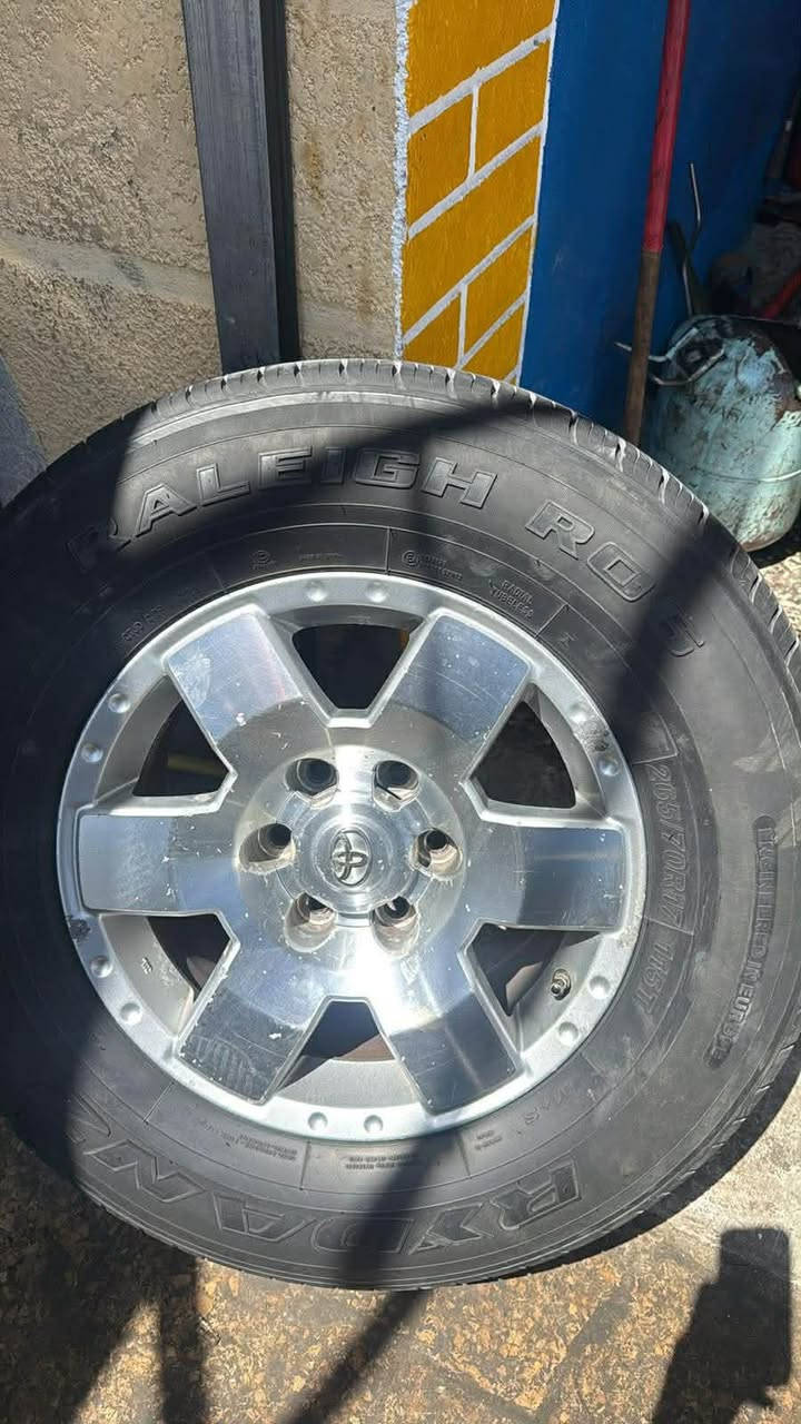 السلام عليكم شباب ضيف جديد للاستفادة غراض مرتبة
عندي غراض Fj  للبيع 
سيباية +لد بار 400$
دعامية 275$
لايتات ١٥٠ الف 
شباك ٧٥ 
ويل كب + تخم تاير جديد 375$.
***********
