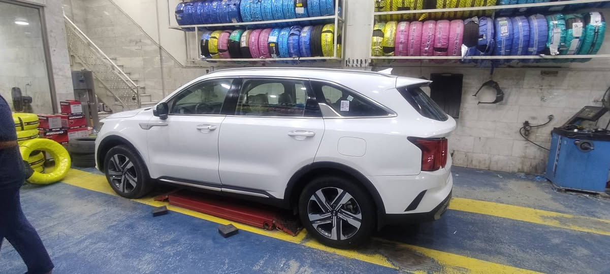 🚘 للبيع – كيا سورينتو 2021 خليجي فول مواصفات
▪️ اللون: أبيض 
▪️ الممشى: 55 الف كم
▪️ محرك سته سلندر أوتوماتيك
▪️ 7 مقاعد
المواصفات: ✅ 
✅ 4 وضعيات قيادة (Comfort / Eco / Sport / Smart)
✅ سقف بانوراما
✅ شفتات مقود 
✅ كاميرا 360° مع كامره اربع اتجاهات
✅ شاشة عرض إشارة في الدشبول
✅ شاشة عدادات رقمية
✅ شاشة وسطية Apple CarPlay 
✅ إضاءة داخلية Ambientt Light 
✅ تبريد للمقاعد الأمامية
✅ جنوط ألمنيوم أصلية.
✅ مقاعد جلد فاخرة
✅ تشغيل بصمة وتشغيل عن بُعد
✅ مثبت سرعة ذكي
✅ حساسات أمامية وخلفية
✅مكيف أمامي وخلفي منفصل
✅ كير ماوس 
✅ سايد بريك بصمة 
✅ باب خلفي كهربائي
✅ شاحن لاسلكي
✅ إضاءة LED كاملة
حالة السيارة: ✔️ استخدام شخصي 
وارد خليجي 
✔️  تخم تايرات
✔️ باتري جديد
✔️ مكينة وكير وشاصي بحالة ممتازة
✔️ للعلم السياره بيها تجيه ع جهه اليمنه مصلحه وجاهزه من كلشي

💰 السعر: (190 وبيها مجال ) 
📞 للتواصل: ( *********** ) او مراسلة 
"سيارة عائلية فاخرة، مريحة، اقتصادية، وجاهزة للاستخدام مباشرة."
