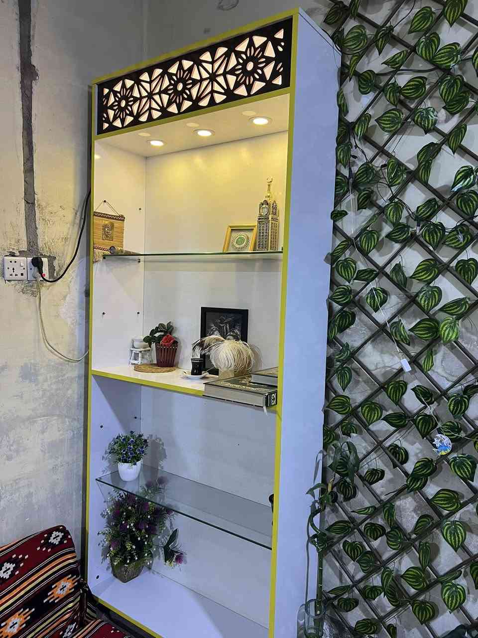 السلام عليكم ورحمة الله كرسي عدد2  وميز عدد 2 وفابرينه 1وعارضه عدد 2  ومرايات عدد 2 غير مستخدم نضافه 100‎%‎ لون ابيض مطعم ب الذهبي البصرة المعقل ***********
