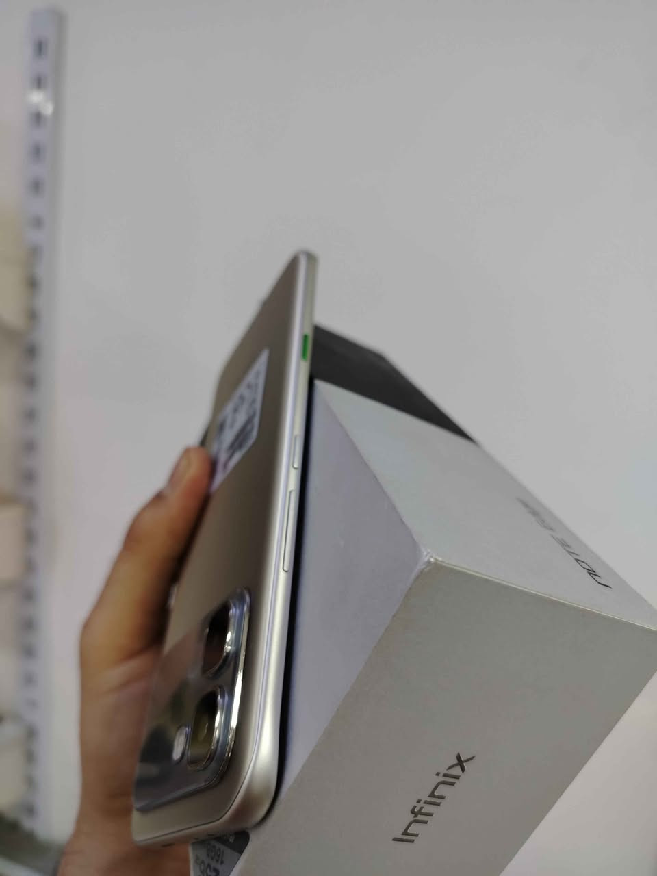 السلام عليكم للبيع انفنكس ايدج 5G استخدام ايام جهاز صاره اسبوعين من نزل جهاز حالة حال جديد كامل كل ملحقات الاصليه ذاكرة 256 عشوائية 16 جهاز مواصفات قوية سعر 380 الف قفل 🔏كلش مكاني بصرة *********** البصرة, العراق
