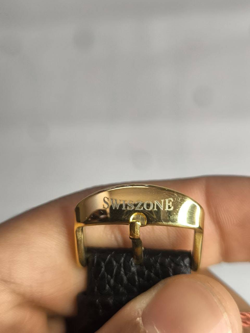 ساعة من ماركة SWISZONE

تحفة فنية 
ميكنة كوارتز 
هيكل ستانلس ستيل طلاء ذهبي
ميناء فخمة ومميزة مزودة بمنفذ تاريخ 
ارقام عربي يتوسطها رسم خارطة العراق
زجاج معدني ضد الخدش 
مقاومة ماء وغبار 
سير جلد طبيعي 
القطعة مختمة بالكامل 

السعر : 28 الف ع اول تم 
للحجز والاستفسار يرجى مراسلة الصفحه عمارة, ميسان


**إذا كنت صاحب هذا الإعلان وتريد حذفه لأي سبب، رجاءا أرسل رسالة إلى الدعم الفني**