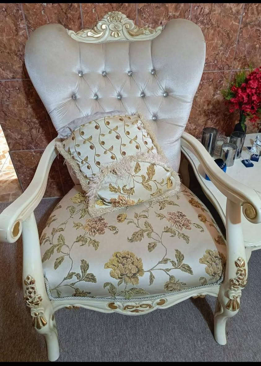 تخم زان ملكي تركي عشر مقاعد السعر 700 مع طبلة وسطيه حجم كبير عنواني بغداد الشعب سبب البيع لصغر المكان تواصل خاص او مراسله الرقم ***********
