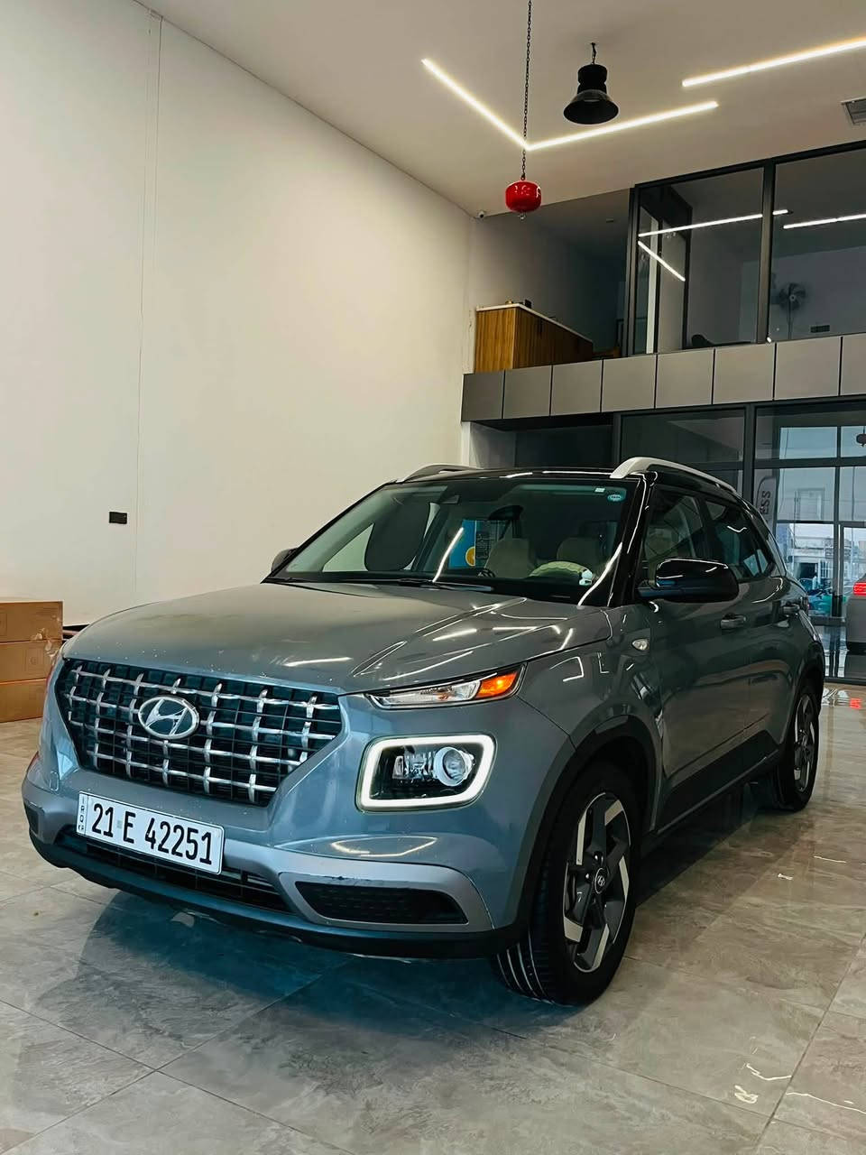 🚗 لأصحاب الذوق الرفيع: هيونداي فينيو (Hyundai Venue) بحالة ممتازة للبيع 🚗
إذا كنت تبحث عن الأناقة العصرية مع الاقتصادية والعملية، السيارة متوفرة الآن للمعاينة والبيع الفوري
.
📋 تفاصيل ومواصفات السيارة:
 النوع والفئة: هيونداي فينيو (Hyundai Venue) - كروس أوفر مدمجة وعصرية.

 اللون: رمادي مميز (قلمي) مع سقف ومرايا باللون الأسود الملكي (Two-Tone Design).

 اللوحة والتسجيل: رقم سليمانيه نظامي ومميز (21 E 42251)، والتحويل أو الوكالة مضمونة وبشكل فوري.
✨ المواصفات الخارجية والداخلية المتميزة:

 الواجهة الأمامية: شبك كروم بتصميم كاسكيدينج الأنيق والجريء.
 الإضاءة: نظام إضاءة LED أمامي حديث مع سينسور إضاءة نهارية بتصميم مربع مميز.

 العجلات (الويلات): ويلات ألمنيوم سبورت (كروم مع أسود) بحجم مميز يمنح السيارة ثباتاً ومظهراً رياضياً.
 المقصورة: تصميم داخلي مريح ومجهز بشاشة وسائط متطورة، كاميرا خلفية، تحكم ستيرنج كامل، ومثبت سرعة.

📍 المعاينة والتواصل:
 الموقع: كركوك. معرض العدل 

 الممشى: [71.000 ] كم.

 السعر: [145 ورقه] (قابل للتفاوض البسيط بعد المعاينة).

📞 للاستفسار والتواصل
 رقم الهاتف: [‭***********‬]
