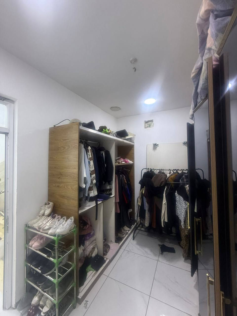 .
دار للبيع طابو سكني مساحة 40 متر بناء حديث يحتوي على صالة مفتوحة عل مطبخ امريكي وخدمات طابق اول غرفتين نوم وحده صغيرة والأخرى كبيرة طابق ثاني بيتونه وسطح يقع في بغداد  سبع ابكار السكني أحله مربع م340 المربع الذهبي خدمات فووول عرض الشارع 8م تبليط ماء مجاري كهرباء 
 البيع كامل مع الاثاث 
للاستفسار  :  ***********
